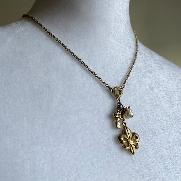 Vintage SIGNED GUESS Charm Necklace Gold Tone Faux Pearl 90s Y2K Fleur De Lis - Picture 6 of 7